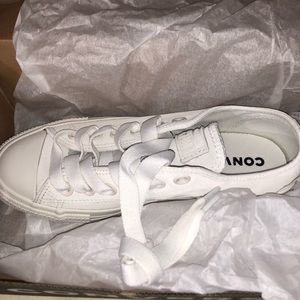 • BRAND NEW VINTAGE WHITE LOW TOP CONVERSES •